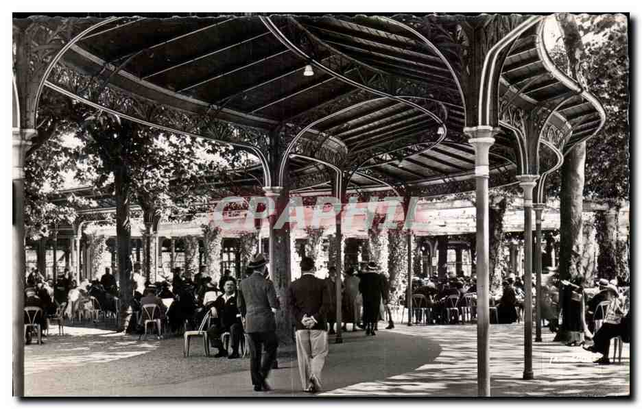 CPA Vichy Galeries couvertes et pergola des Source