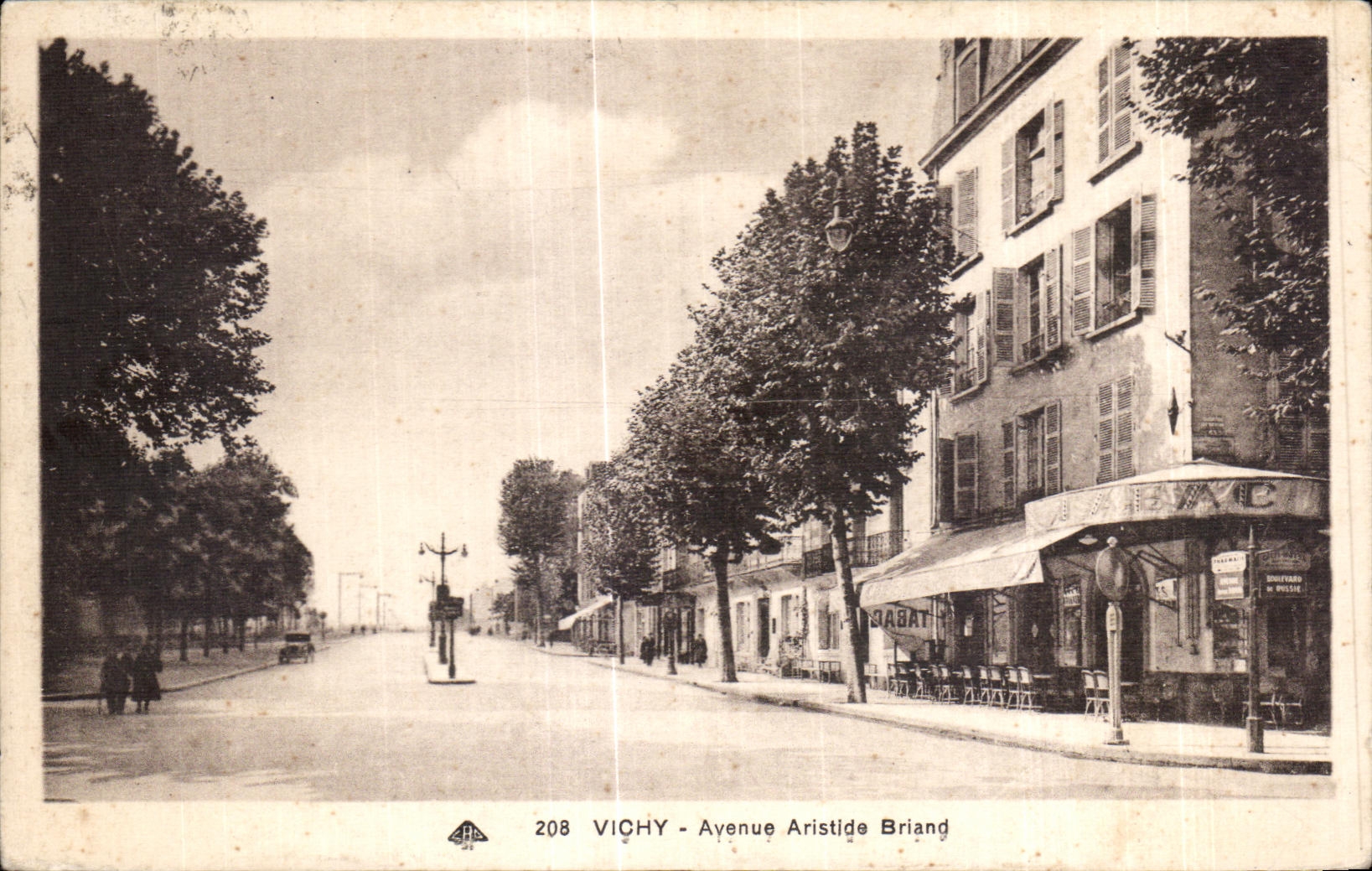 CPA Vichy Avenue Aristide Briand