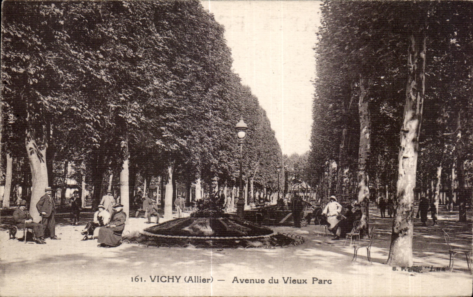 CPA Vichy Avenue du Vieux Parc