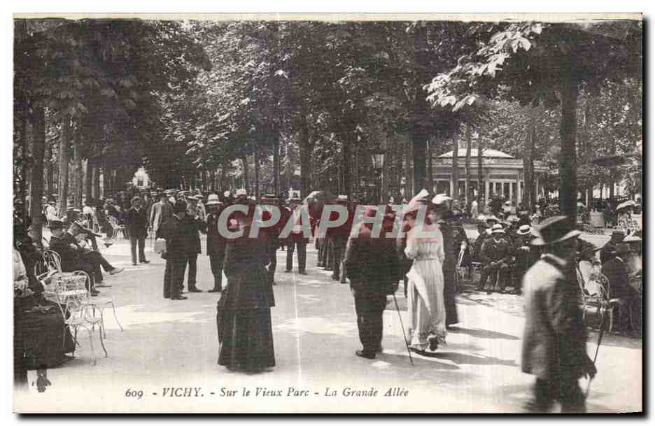 CPA Vichy Sur le Vieux Parc La Grande Allee