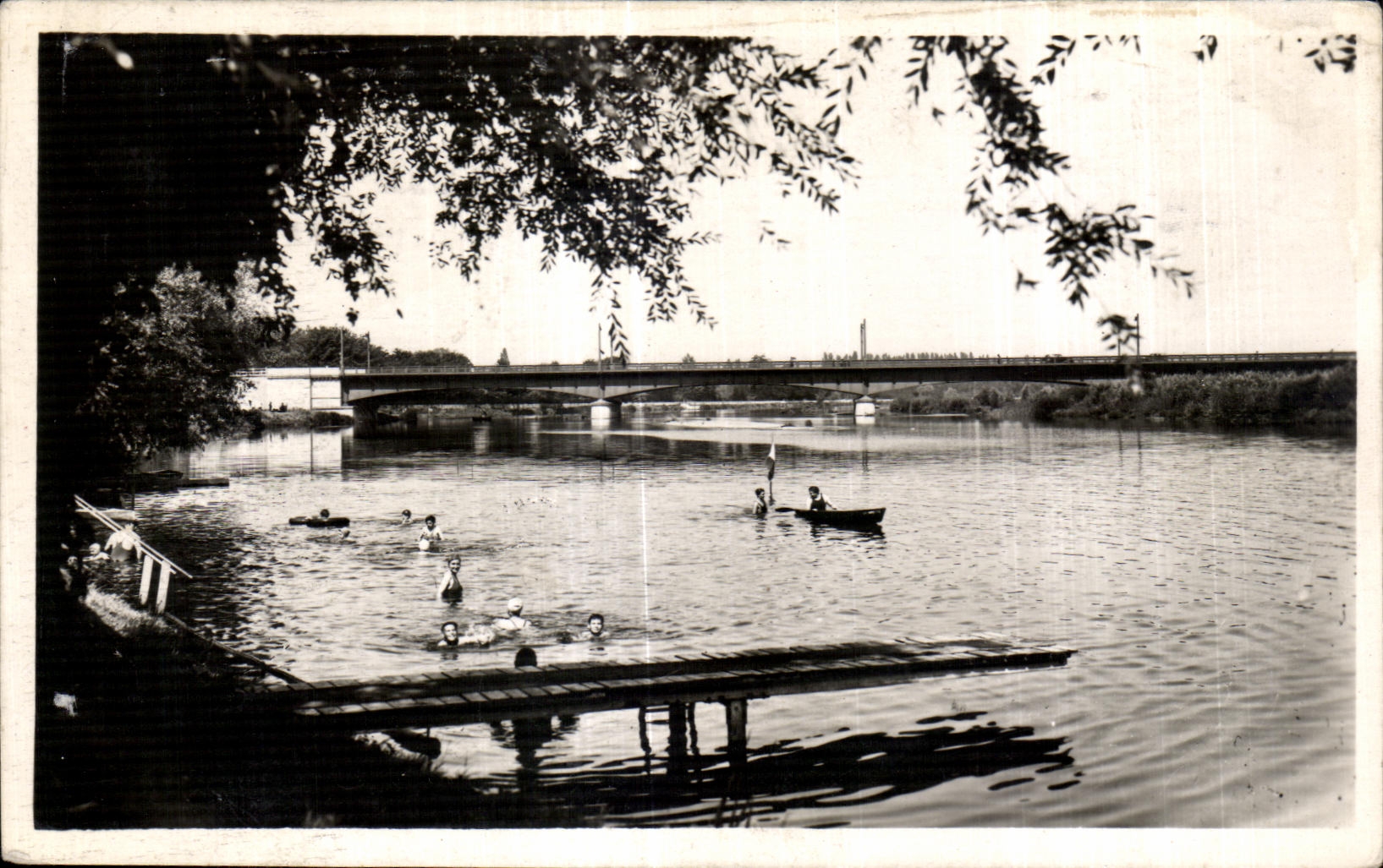 CPA Vichy Baignade dans l Allier au fond le pont Aristide Briand 