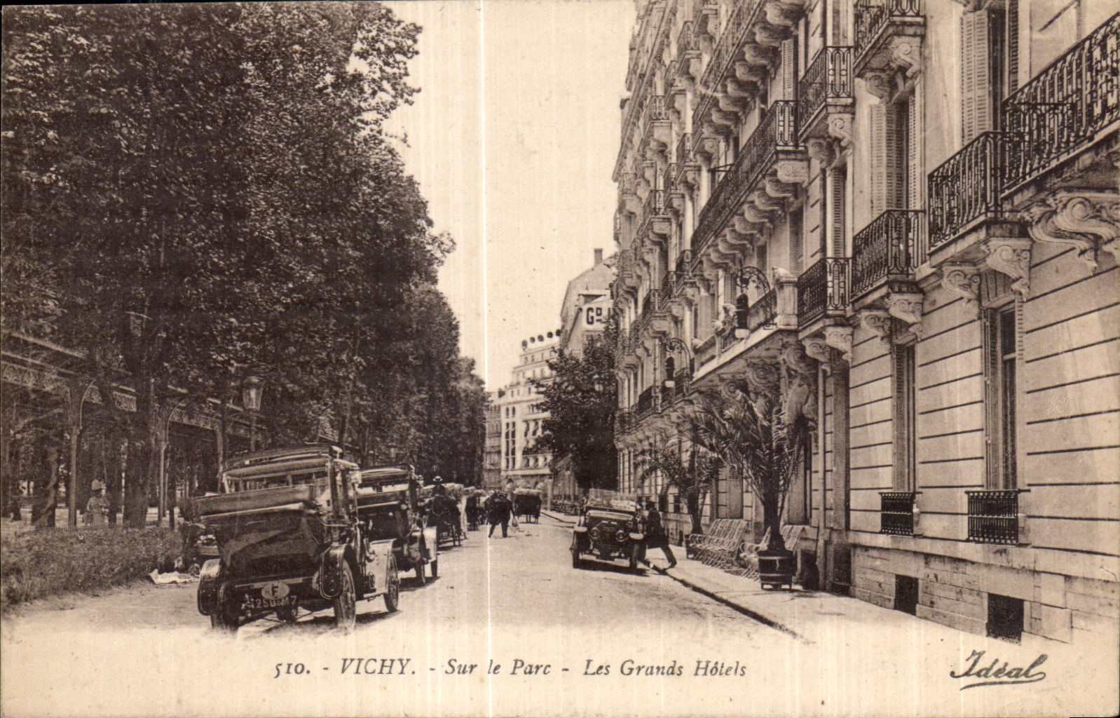 CPA Vichy Sur le Parc Les Grands Hotels
