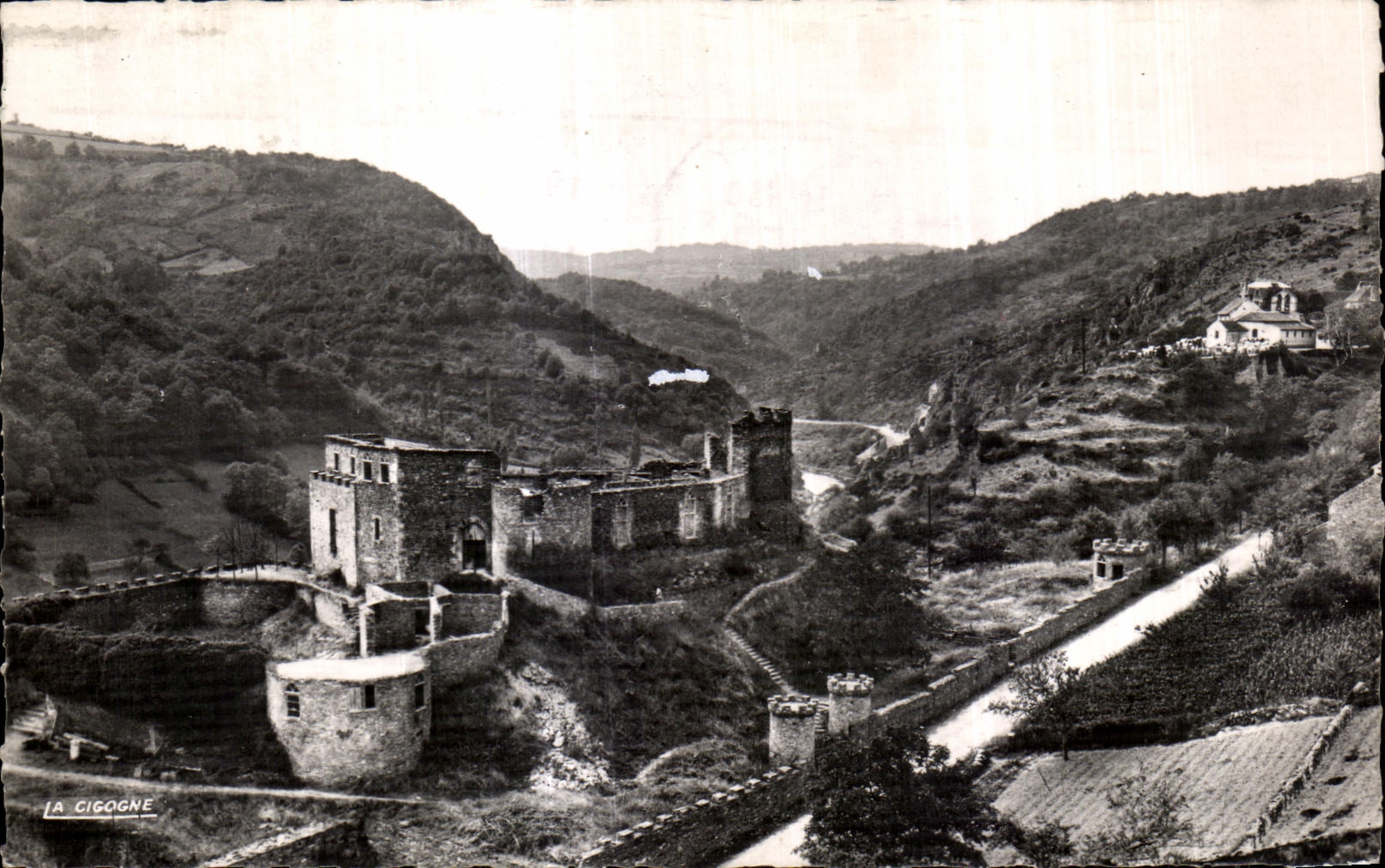CPA Le Chateau de Chouvigny et la Vallee de la Sioule