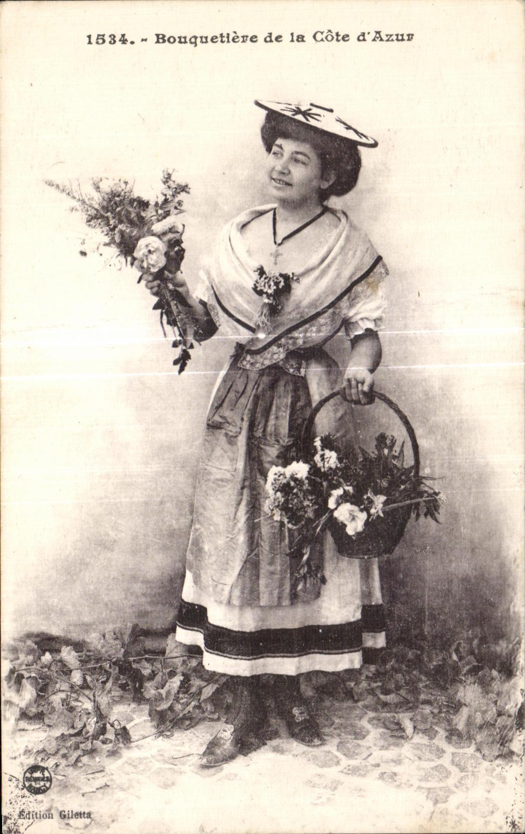 CPA Bouquetiere de la Cote d Azur Folklore Costume