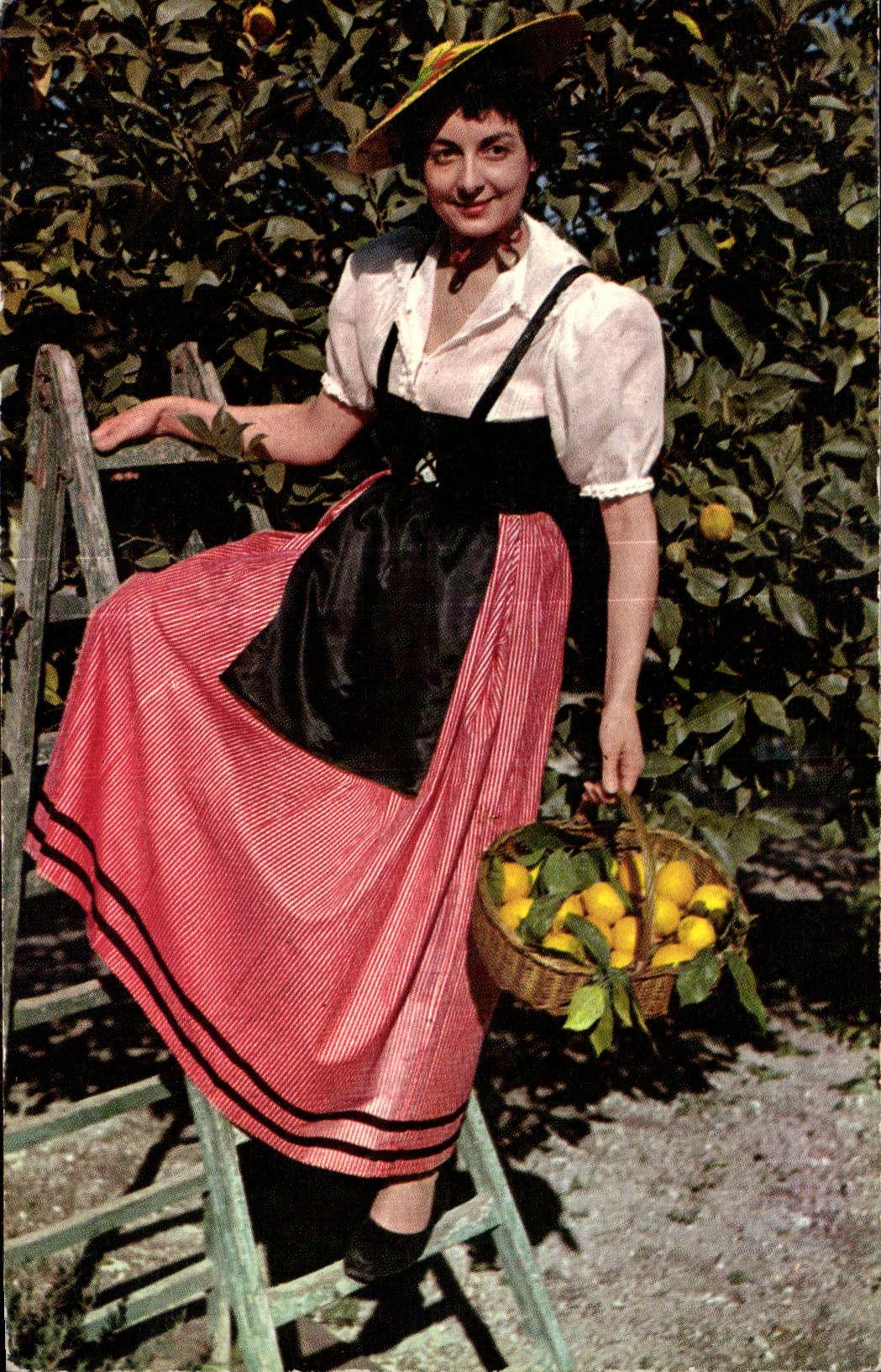 CPA La Cote D azur Jeune fille en costume local faisant la cueillette des citrons Folklore Costume 