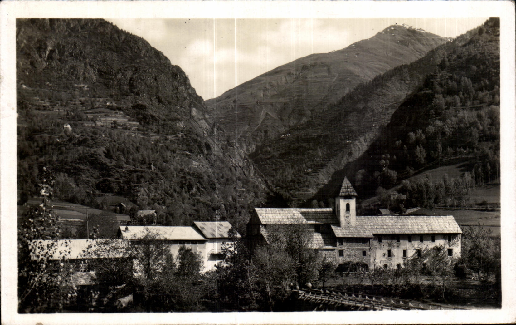 CPA Saint Etienne de Tinee Chapelle des Trinitaires et Nouvelle Caserne