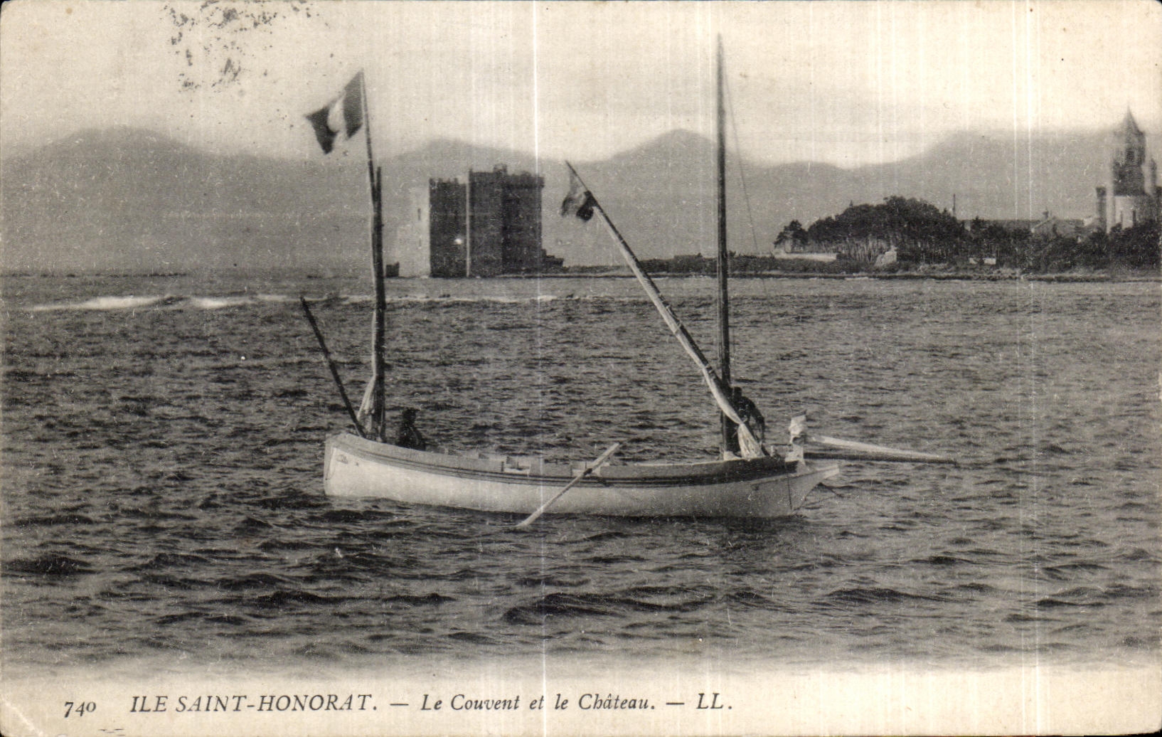 CPA Ile Saint Hanorat Le Couvent et le Chateau Bateau