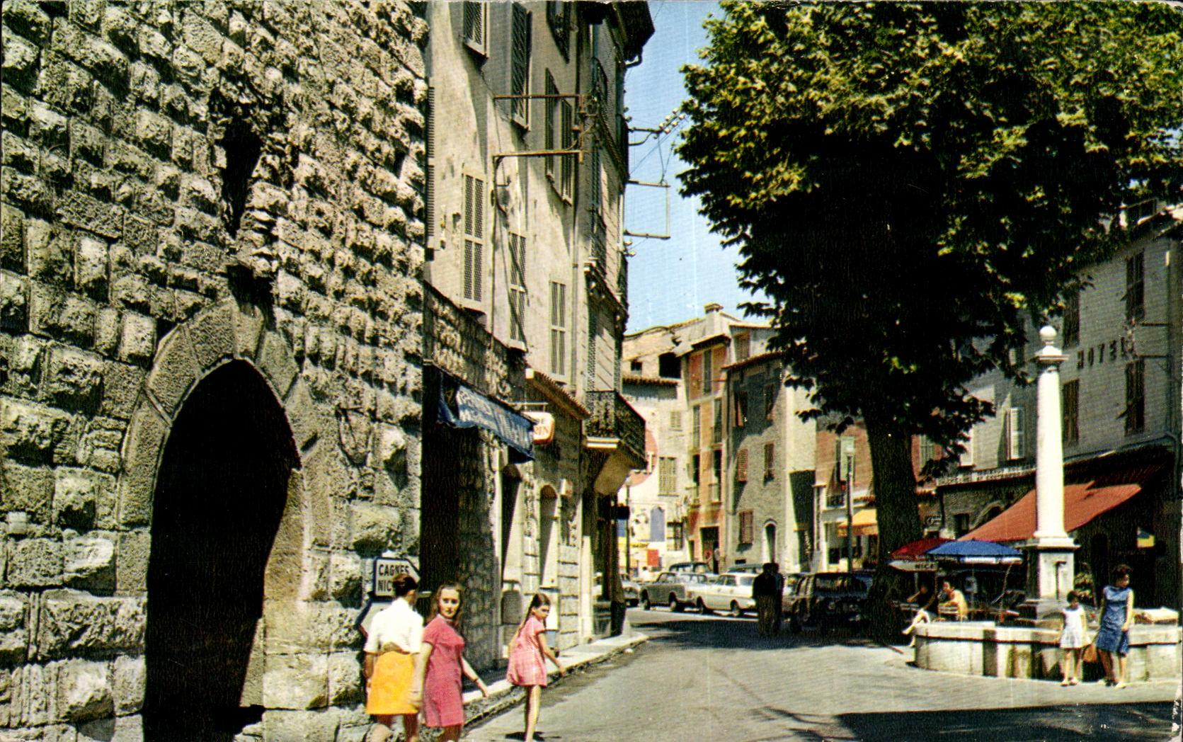 CPA Vence La Jolie Cite des Peintres Une porte du Rempart et Fontaine