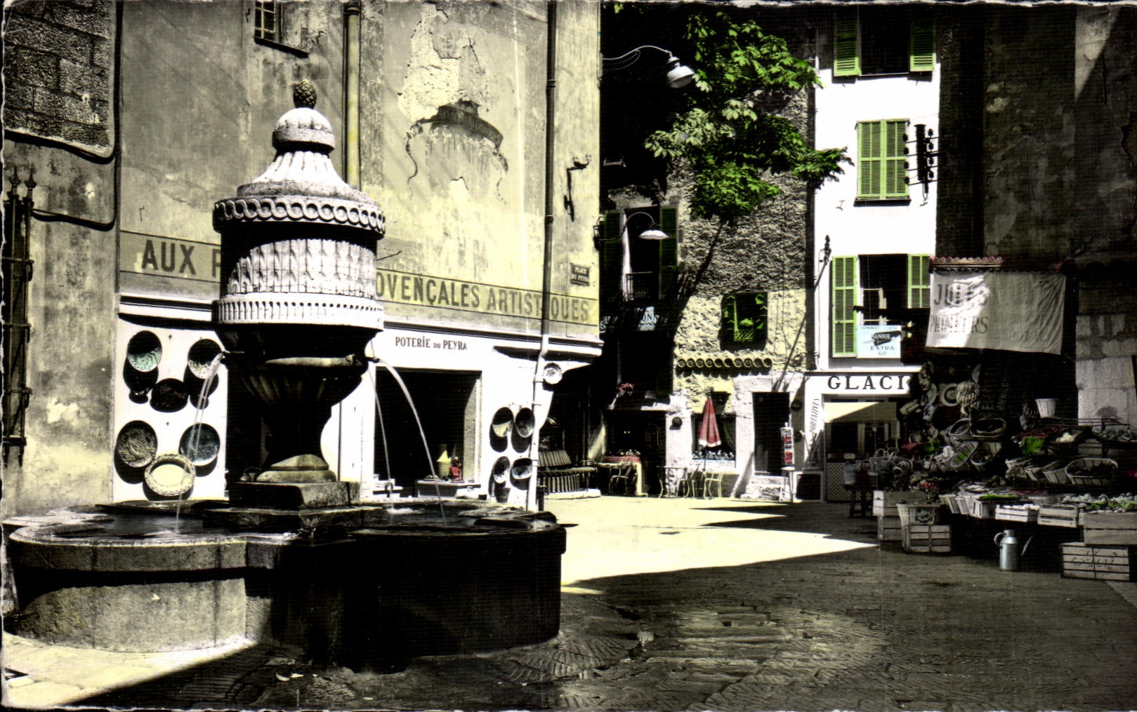 CPA Vence La Fontaine et la place du Peyra