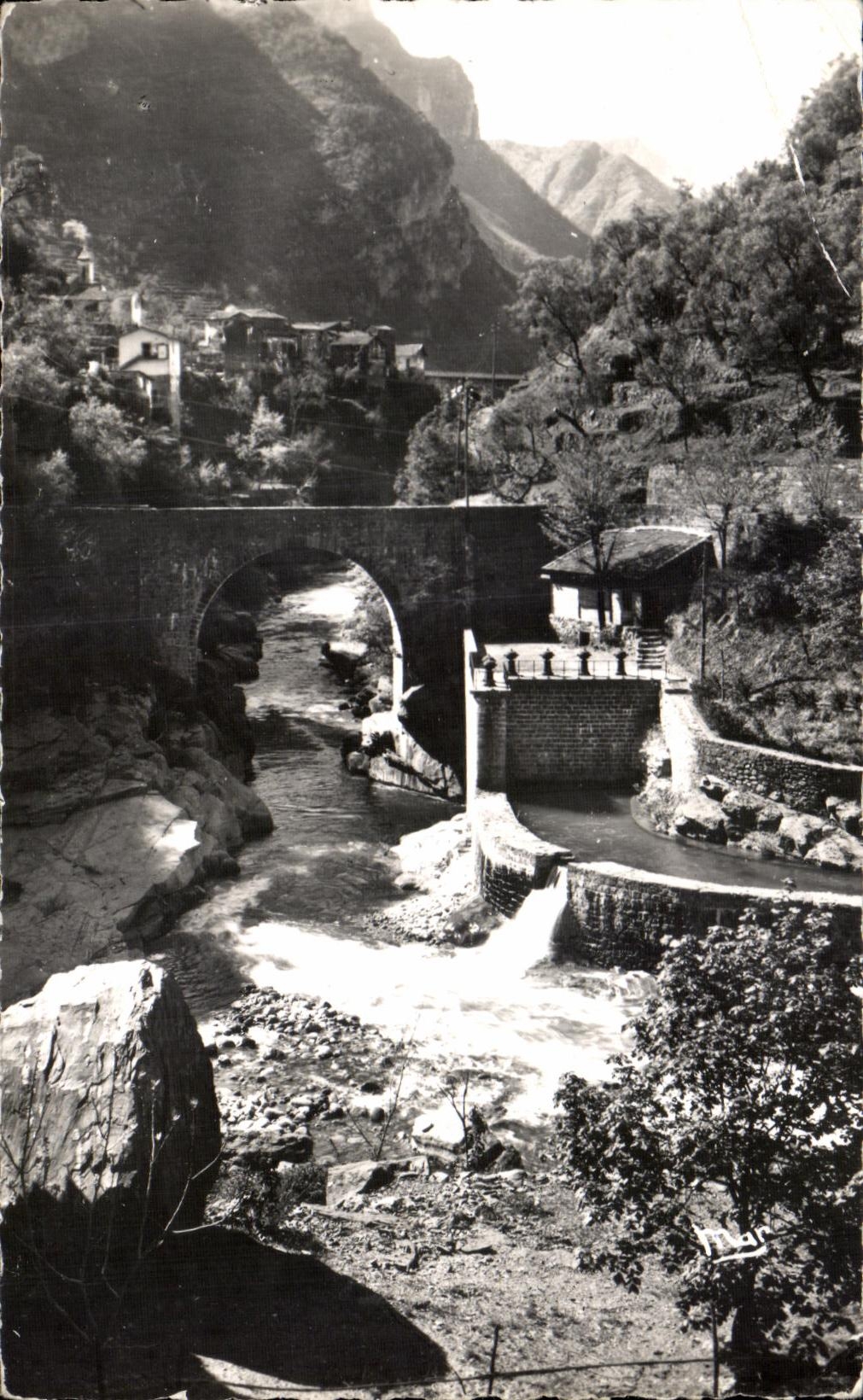 Saint-Jean-la-Rivière — vue du pont et du village encaissé — Les Éditions « MAR »