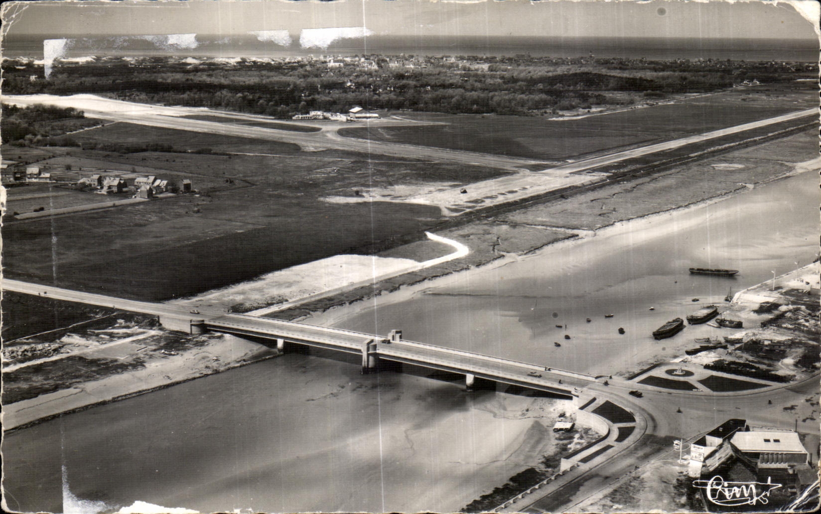 CPA Etaples Le Pont de la Canche Dans le fond Le Touquet Vue aerienne