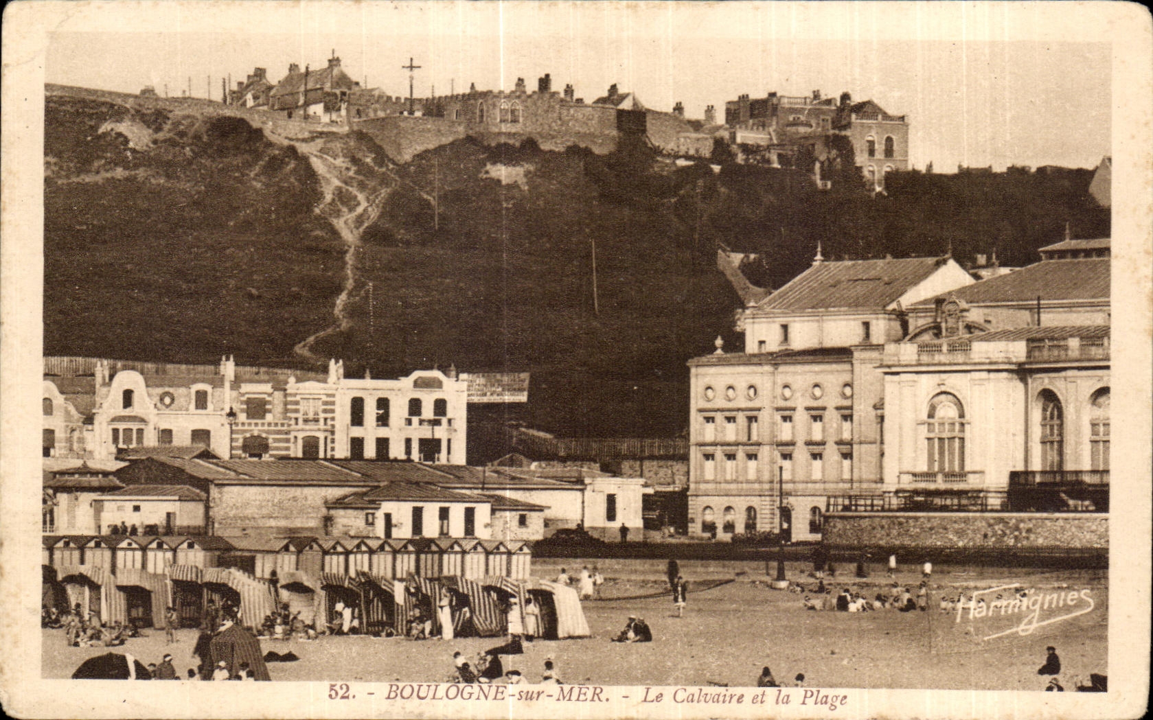 CPA Boulogne Sur Mer Le Calvaire et la Plage