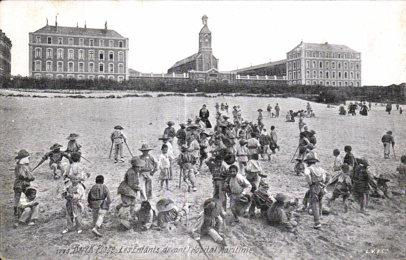 Bercy-Plage — Les Enfants devant l'Hôpital Maritime — L.V.A.C.C.