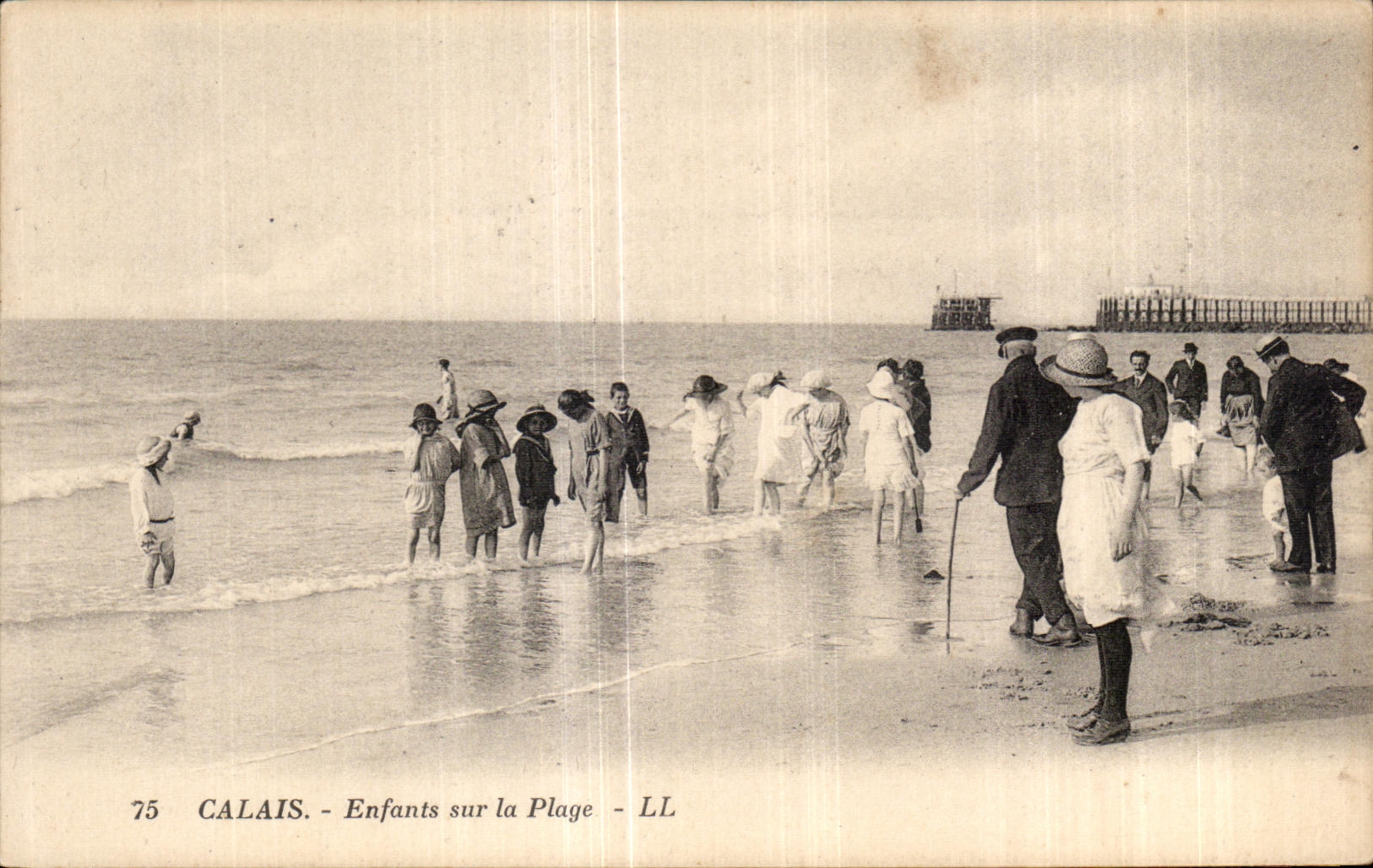 CPA Calais Enfants sur la Plage