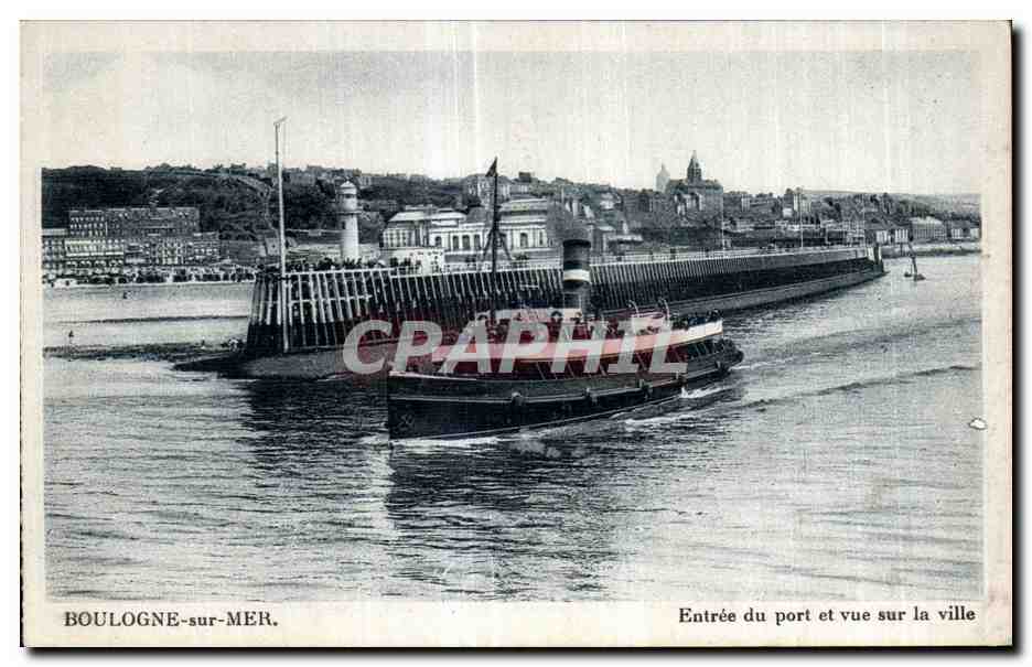 CPA Boulogne sur Mer Entree du Port et vue sur la ville Bateau
