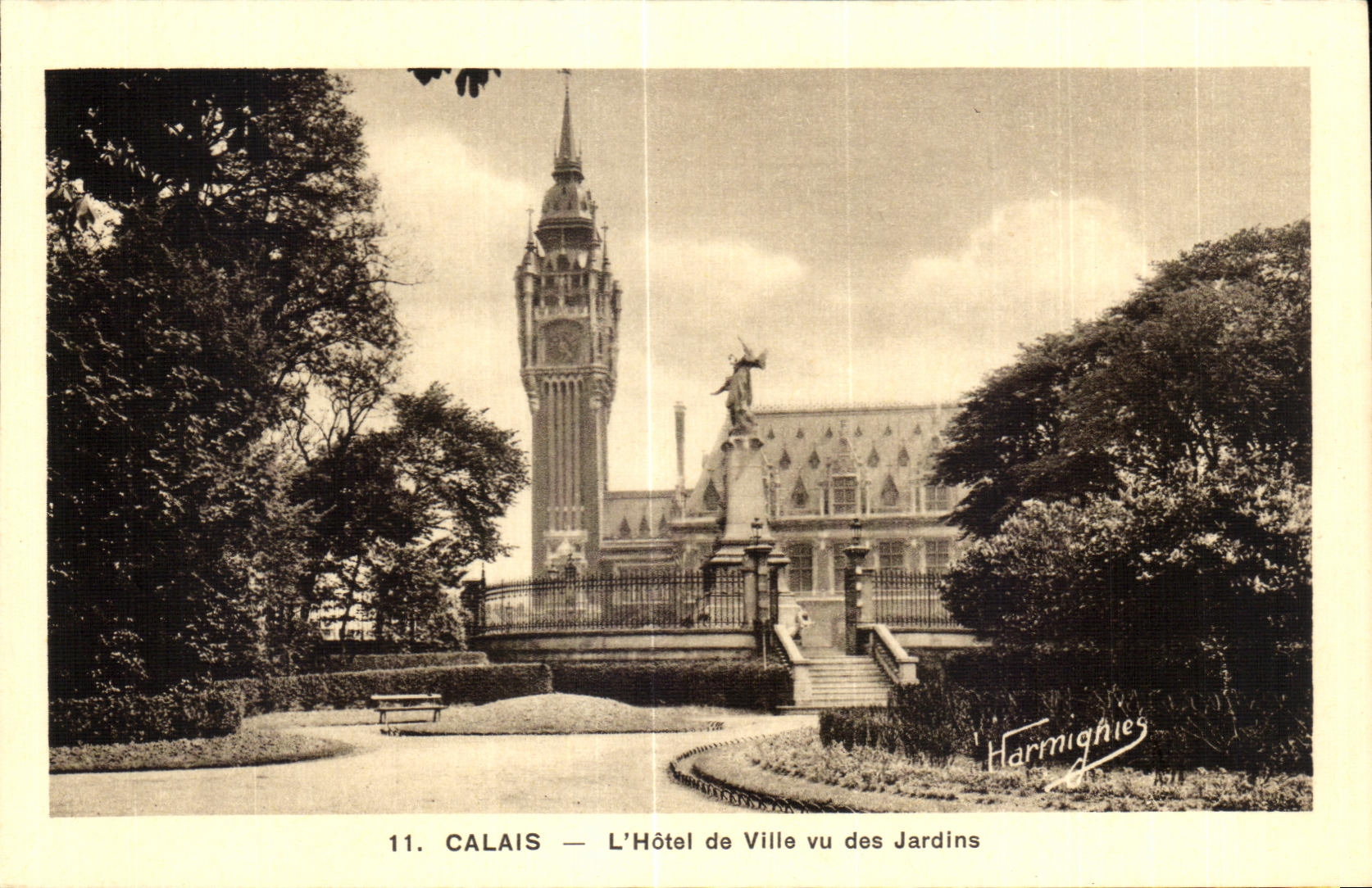 CPA Calais L Hotel de Ville vu des Jardins