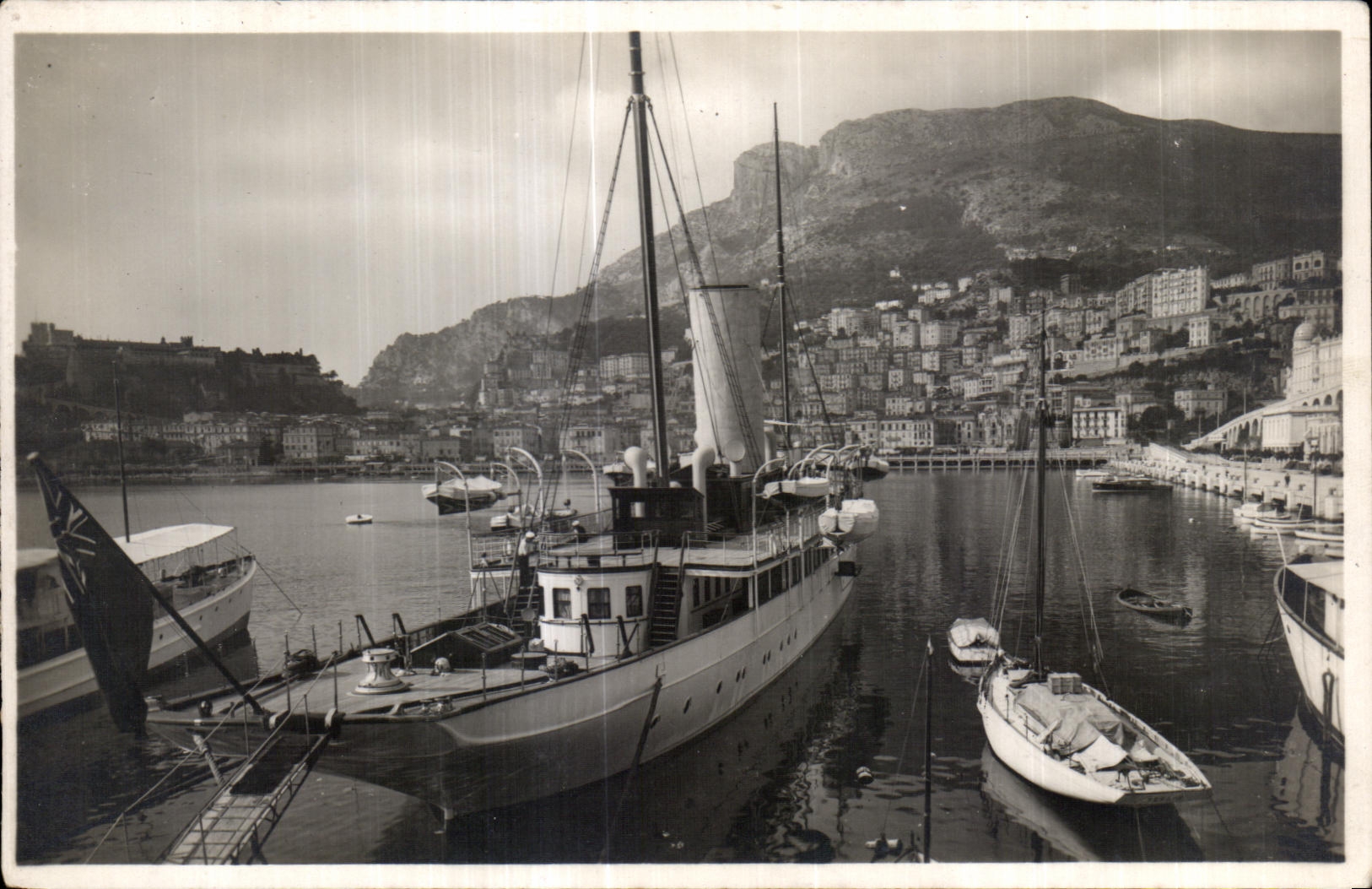 CPA Monaco La Port et la Tete de Chien Bateau