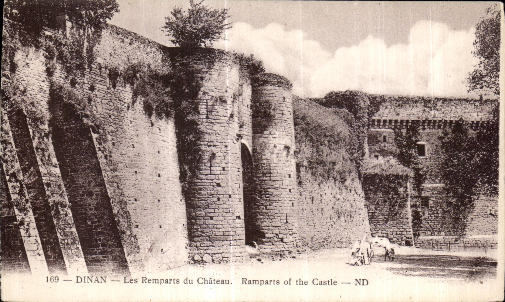 Dinan — Les Remparts du Château — ND