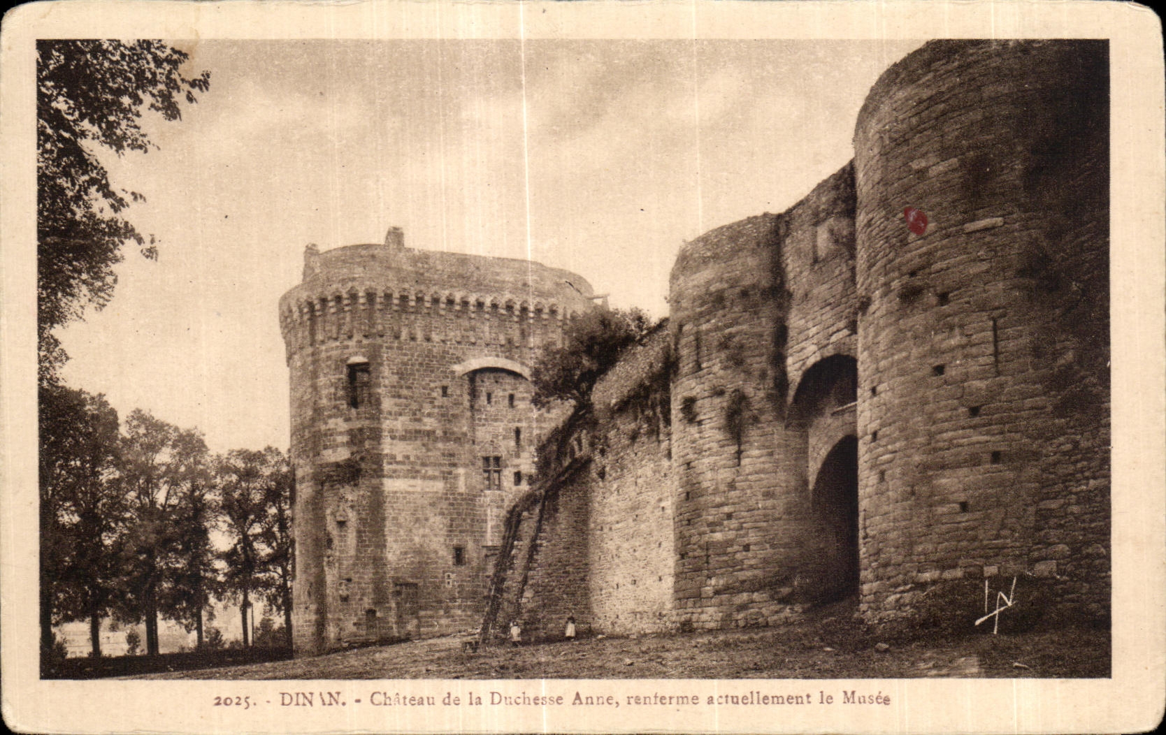 CPA Dinan Chateau de la Duchesse Anne renferme actuellement le Musee