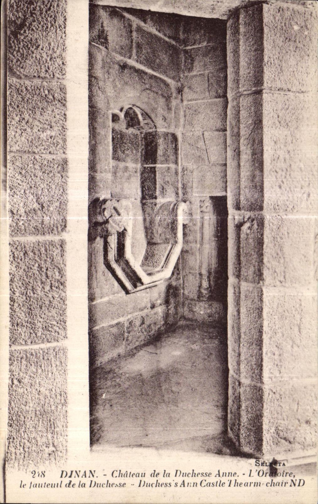 Dinan - Château de la Duchesse Anne - L'Oratoire, le fauteuil de la Duchesse Anne