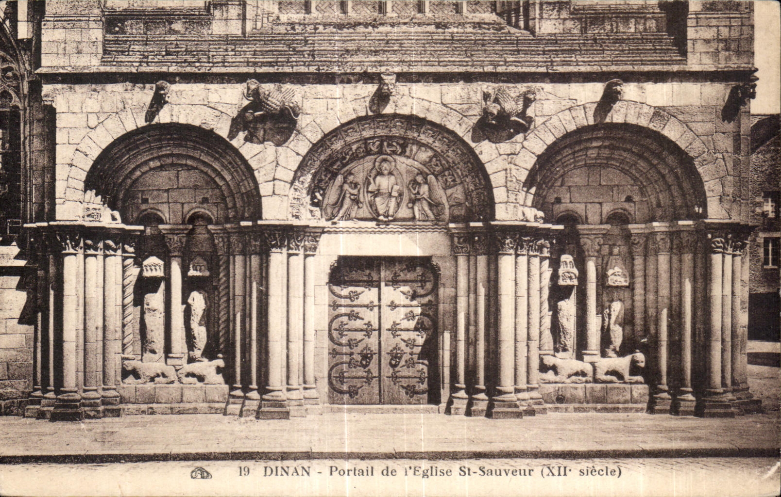 Dinan - Portail de l'Église St-Sauveur (XIIe siècle)