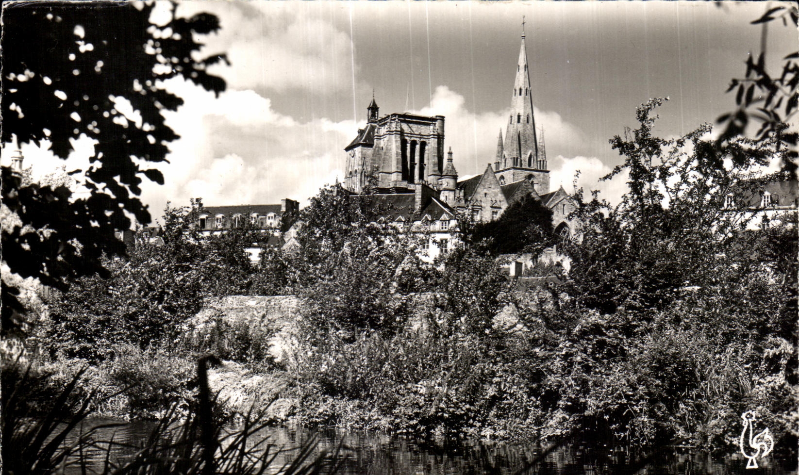 CPA Guingamp La Basilique Notre Dame de Bon Secours vue du Trieux