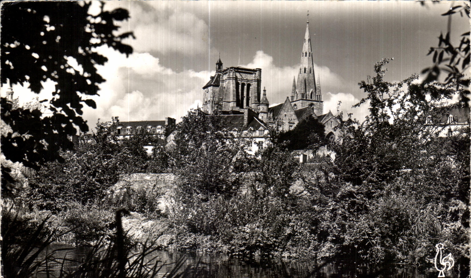 Guingamp (C.-du-N.) - La Basilique Notre-Dame de Bon-Secours vue du Trieux
