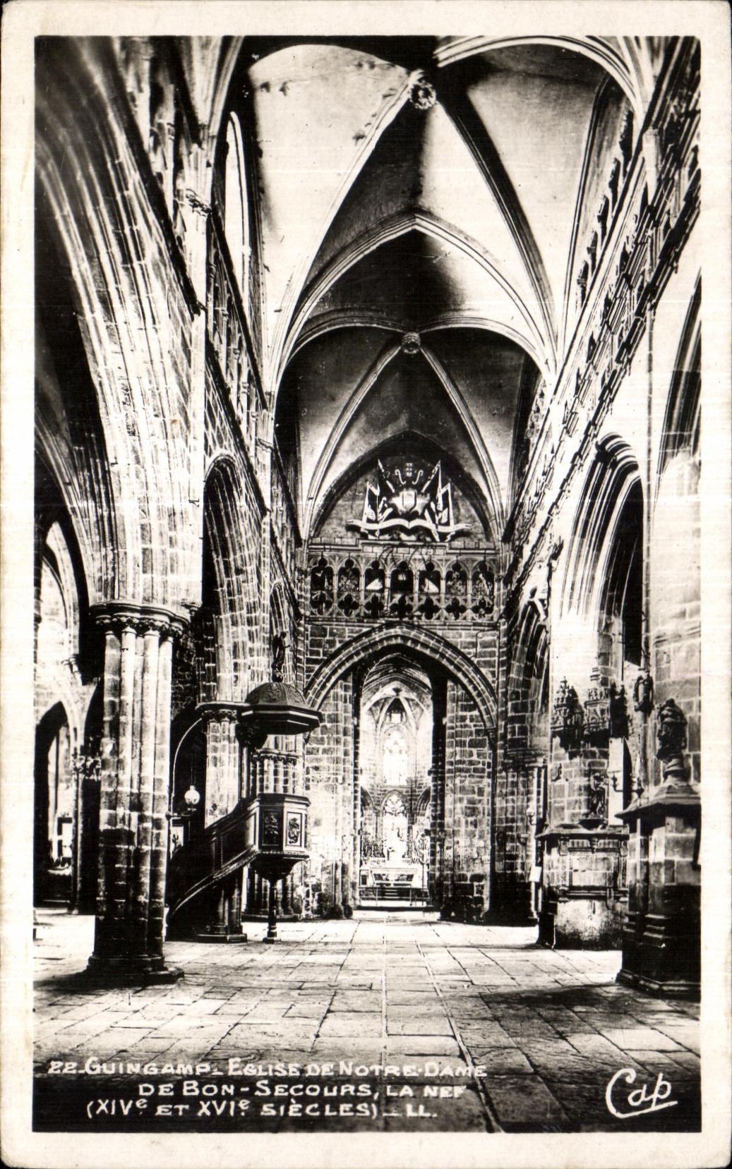 CPA Guingamp Eglise Notre Dame de Bon Secours la nef
