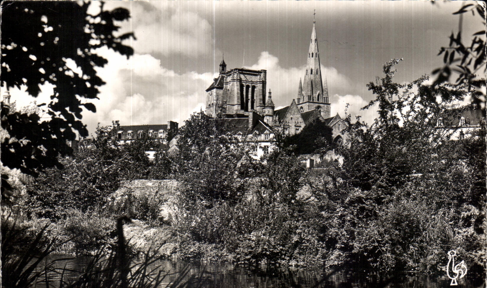 CPA Guingamp Basilique Notre Dame de Bon Secours vue du Trieux