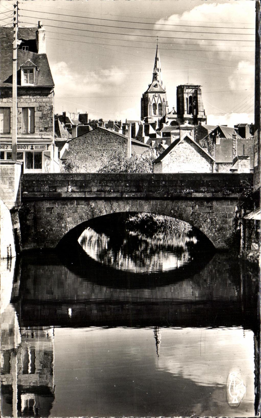 Guingamp (C.-du-N.) — La Basilique Notre-Dame de Bon-Secours, le Pont Saint-Michel et le Trieux
