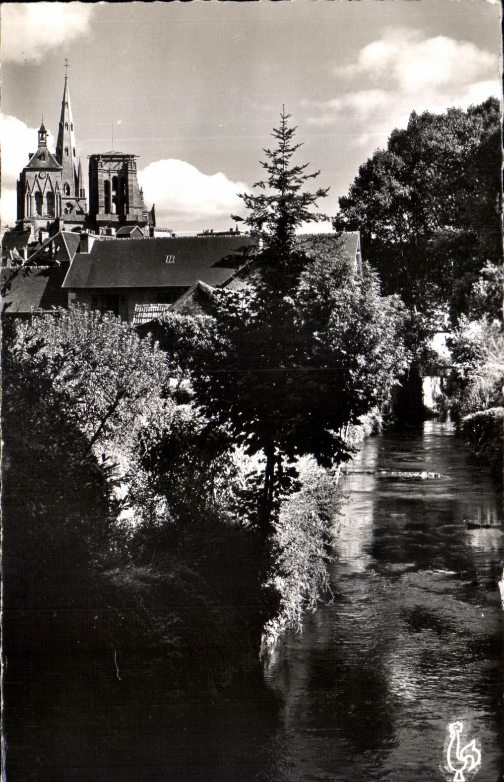 CPA Guingamp Basilique Notre Dame de Bon Secours et le Trieux