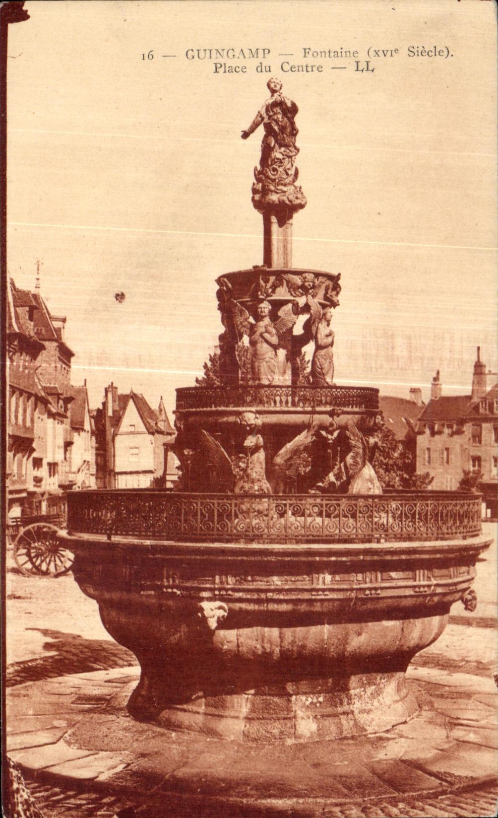 CPA Guingamp Fontaine Place du Centre