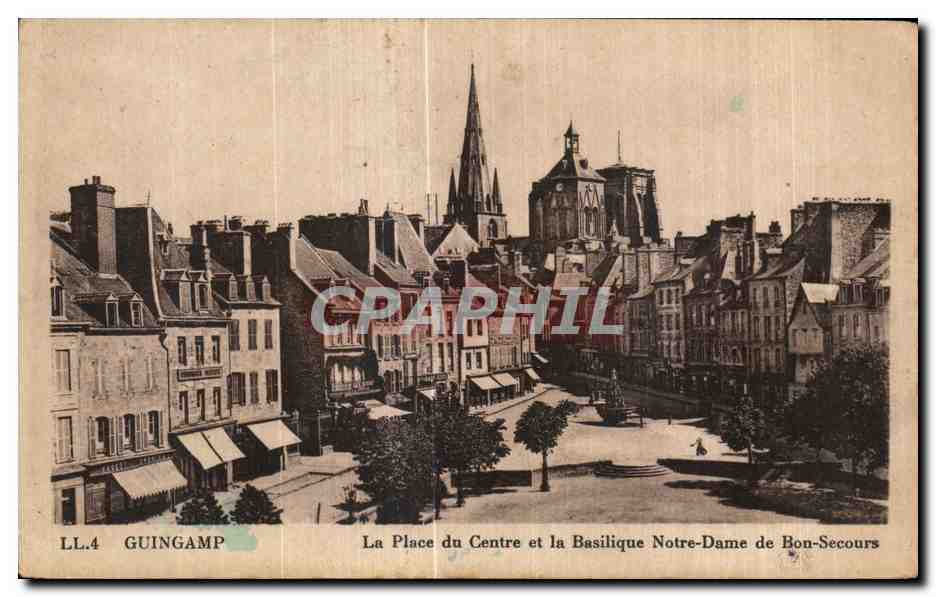 CPA Guingamp La Place du Centre et la Basilique Notre Dame de Bon Secours