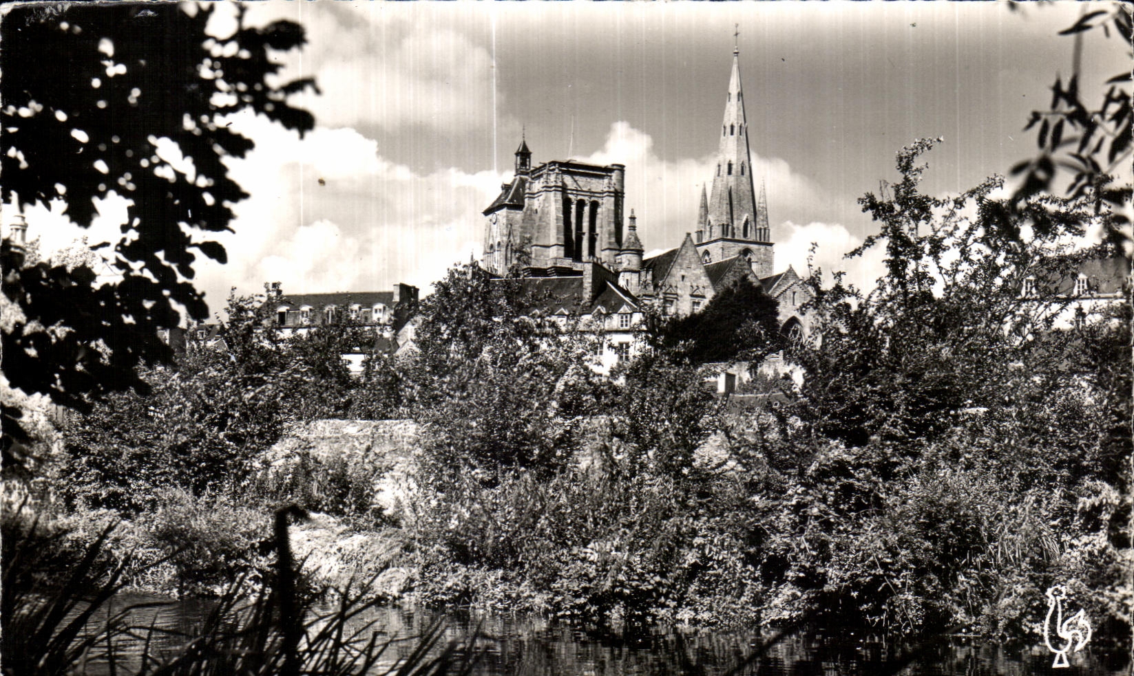 Guingamp (C.-du-N.) - La Basilique Notre-Dame de Bon-Secours vue du Trieux — Les Tirages Modernes, Paris