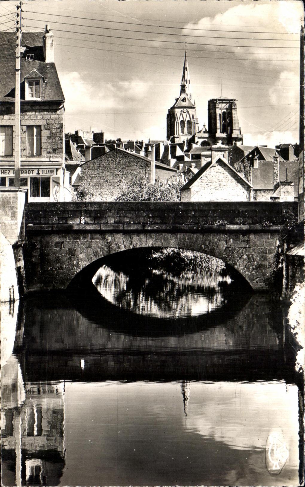Guingamp (C.-du-N.) — La Basilique Notre-Dame de Bon-Secours, le Pont Saint-Michel et le Trieux — Les Tirages Modernes, Paris
