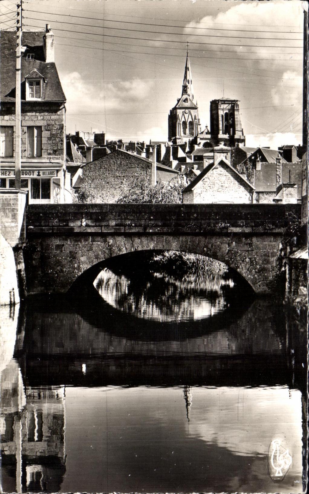 CPA Guingamp Basilique Notre Dame de Bon Secours Le Pont Saint Michel et le Trieux