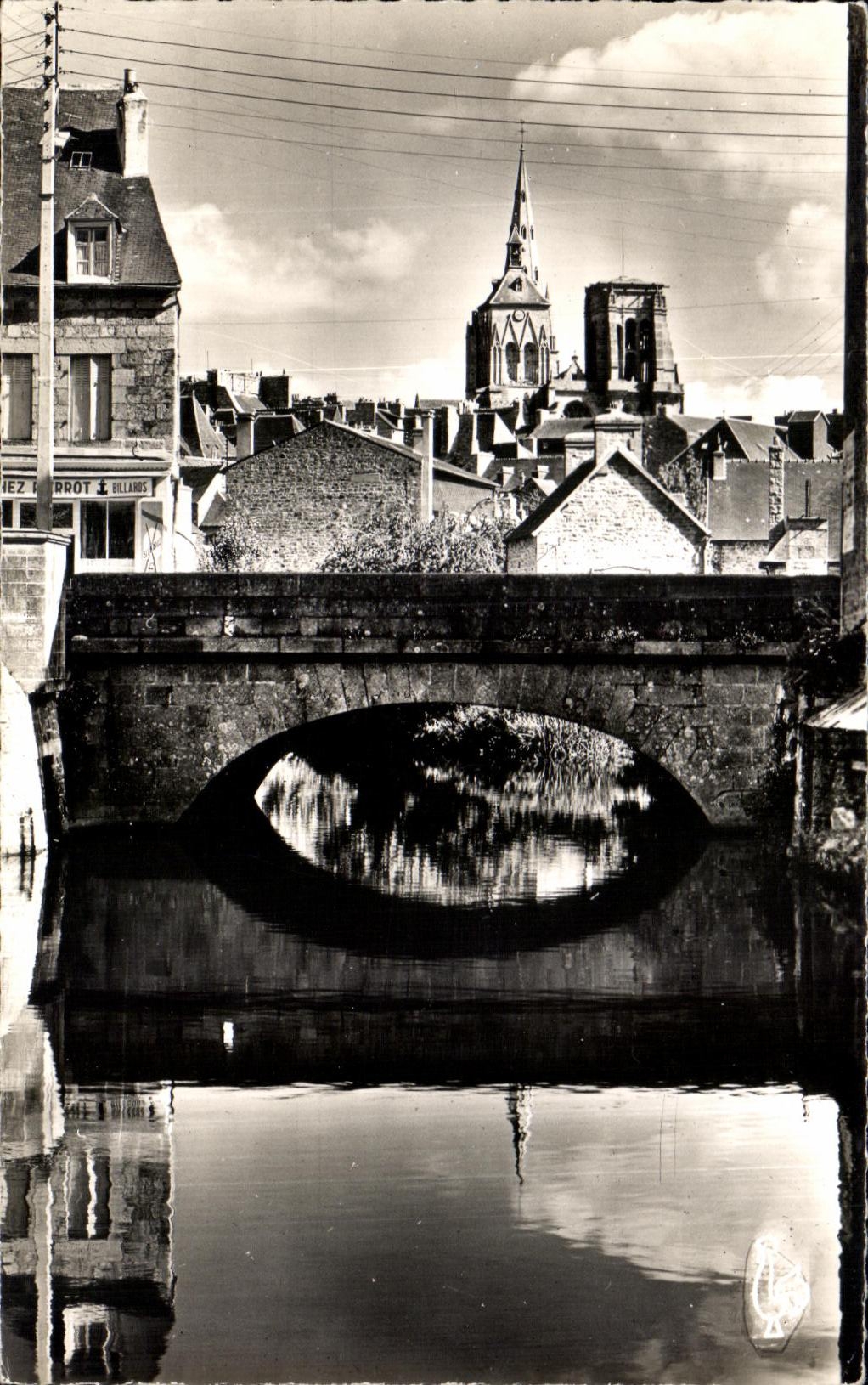 Guingamp (C.-du-N.) — La Basilique Notre-Dame de Bon-Secours, le Pont Saint-Michel et le Trieux — Les Tirages Modernes, Paris