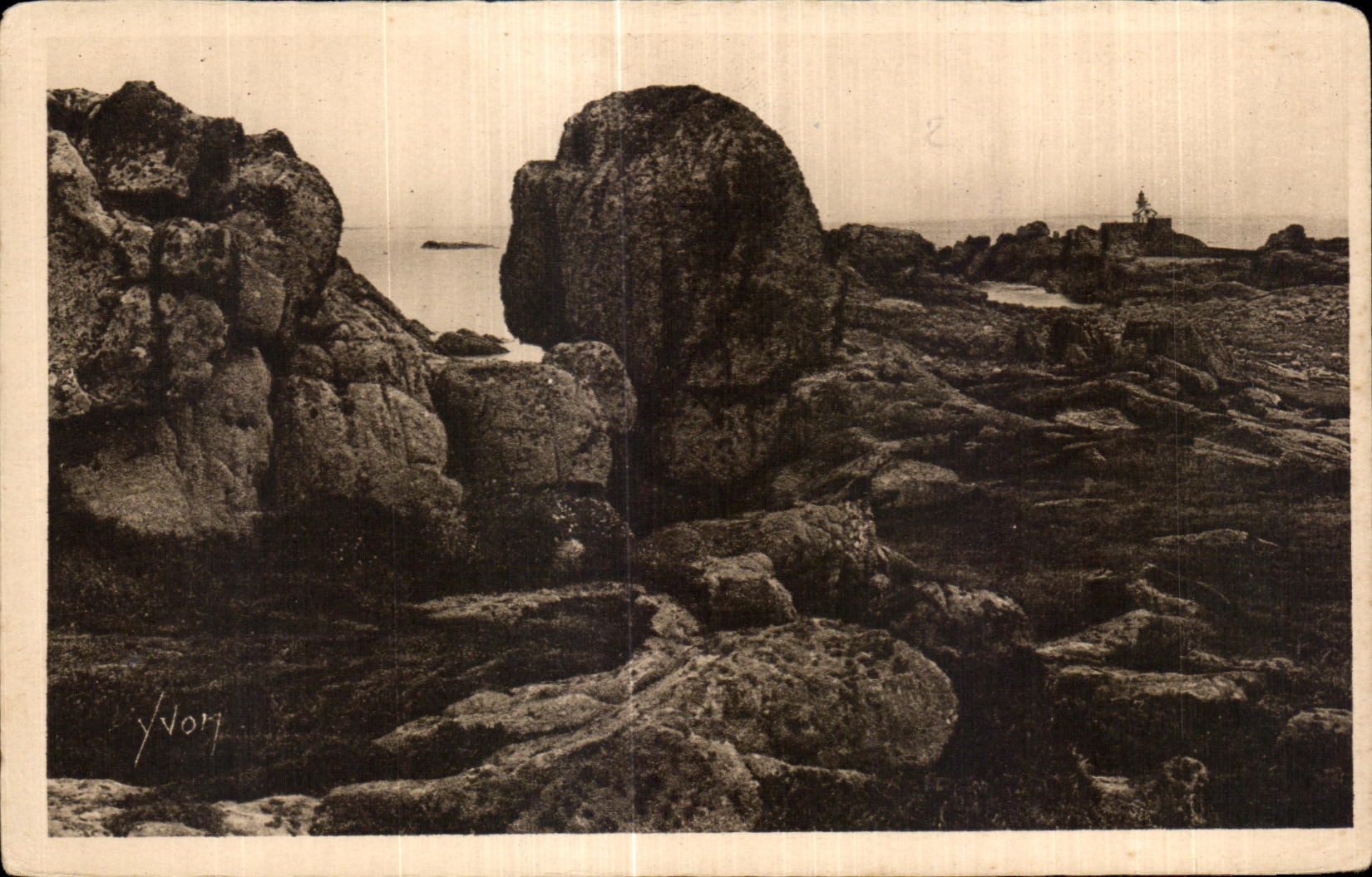 Côte de Granit, Ile de Bréhat (C.-du-N.) — Rochers et Phare du Paon — Éditions d'Art YVON, Paris