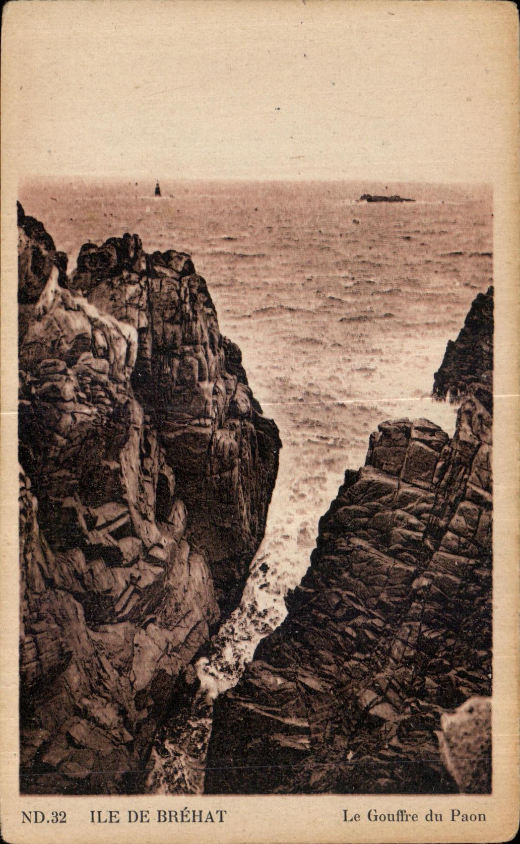Ile de Bréhat — Le Gouffre du Paon — Cie des Arts Photographiques, Paris, n° ND.32
