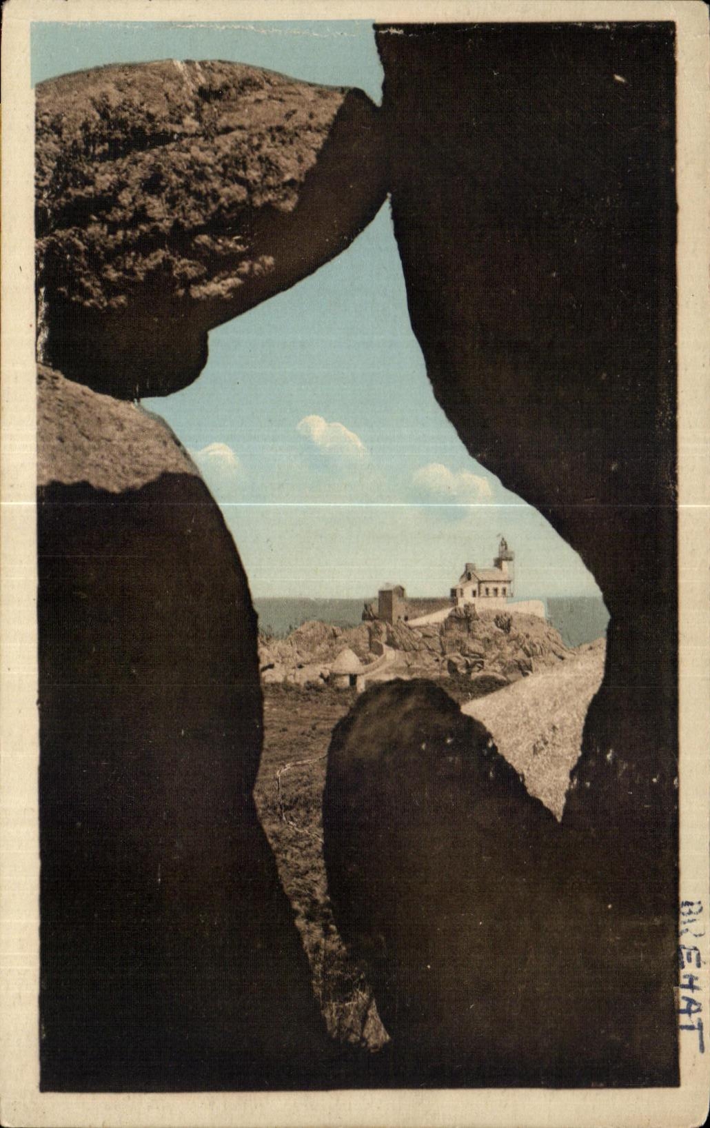 Ile de Bréhat (C.-du-N.) — La Grotte et le Phare du Paon — Édition E. Hamoale