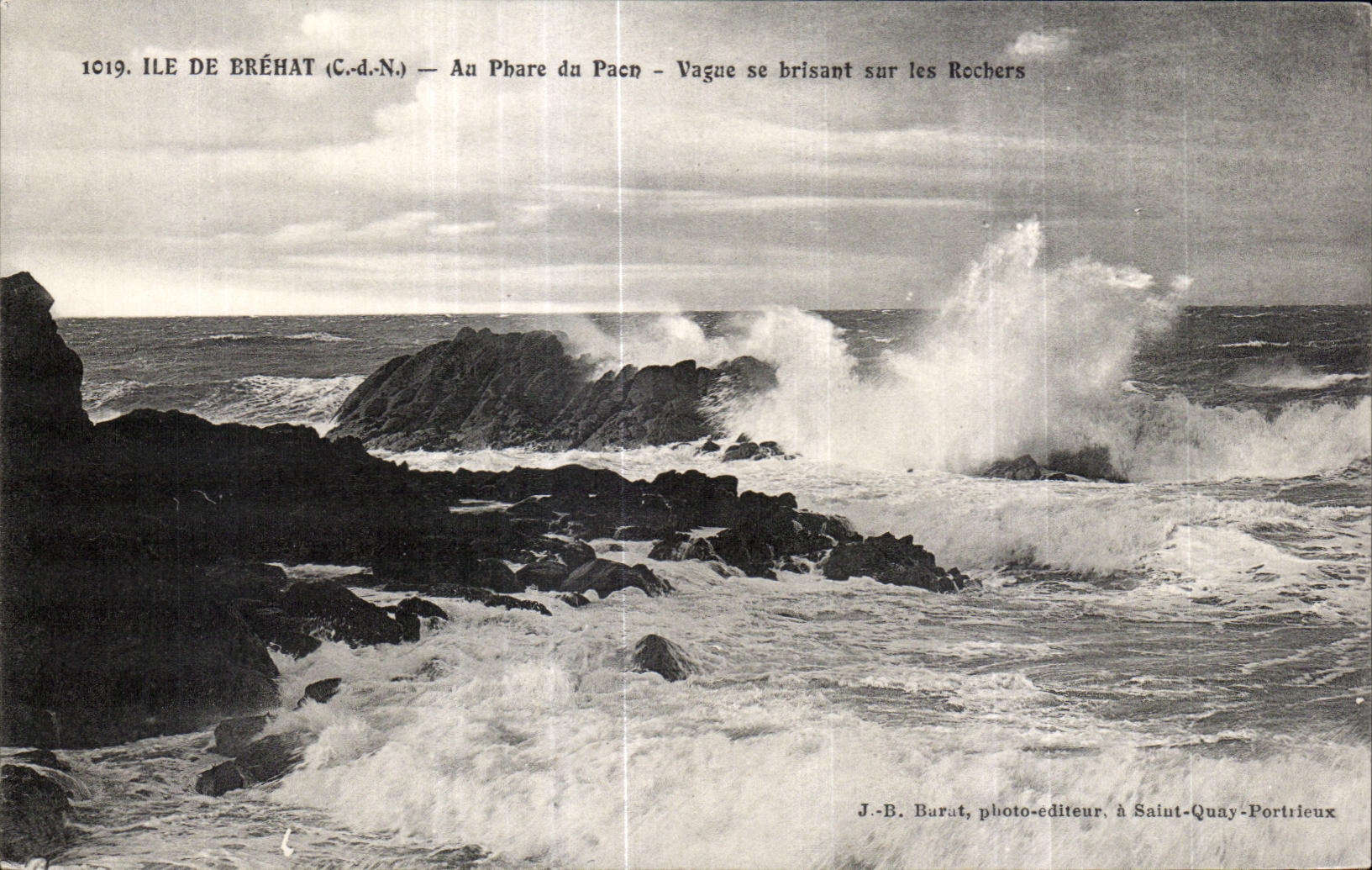 Ile de Bréhat (C.-d.-N.) — Au Phare du Pacn — Vague se brisant sur les Rochers — J.-B. Barat, photo-éditeur, à Saint-Quay-Portrieux