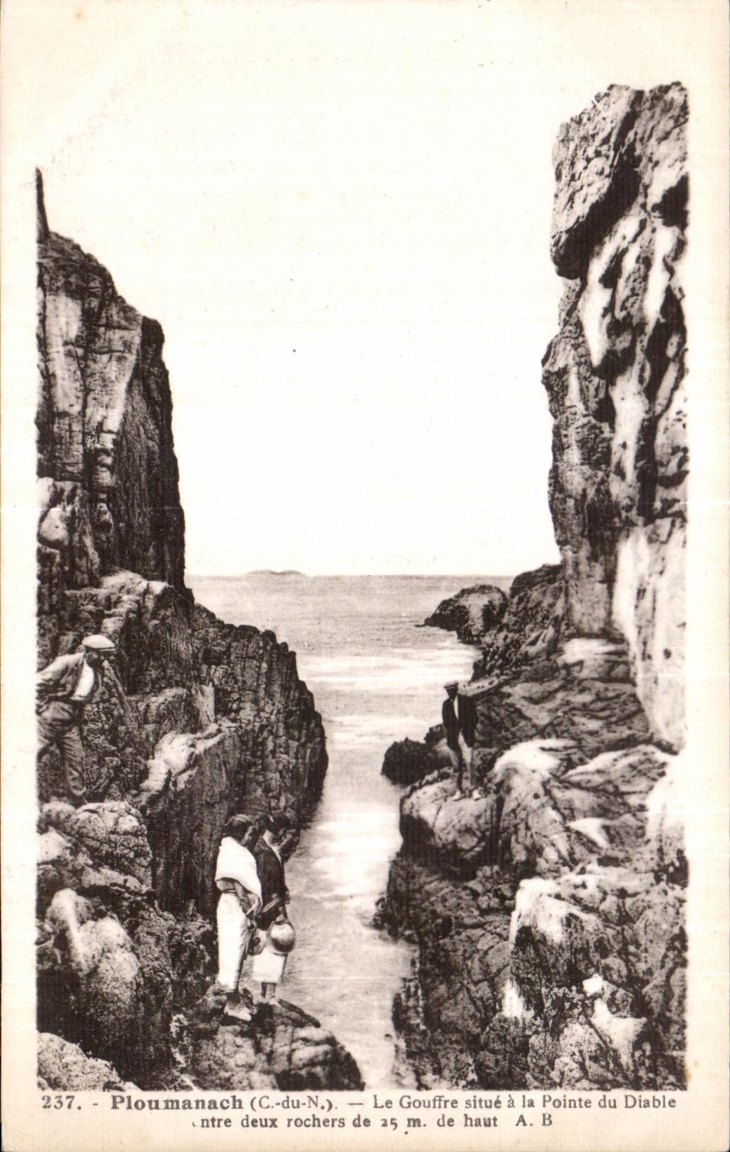 Ploumanach (C.-du-N.) — Le Gouffre situé à la Pointe du Diable entre deux rochers de 25 m. de haut — Photocopie A. Bru, Angers, n° 237