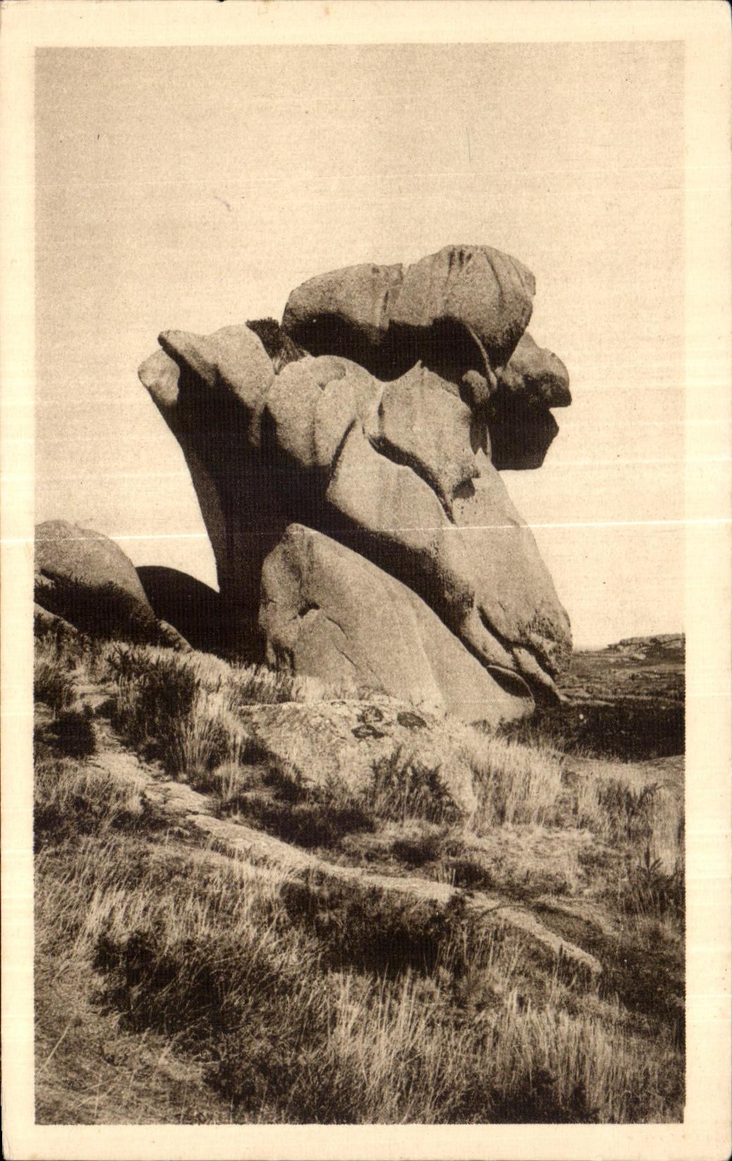 Der Bélîer — Einer der merkwürdigsten Felsen der Region — Phototype A. Bruel, Angers