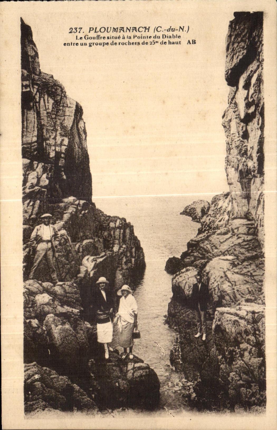 PLOUMANACH (C.-du-N.) — Le Gouffre à la Pointe du Diable entre un groupe de rochers de 25m de haut — AB, n° 237