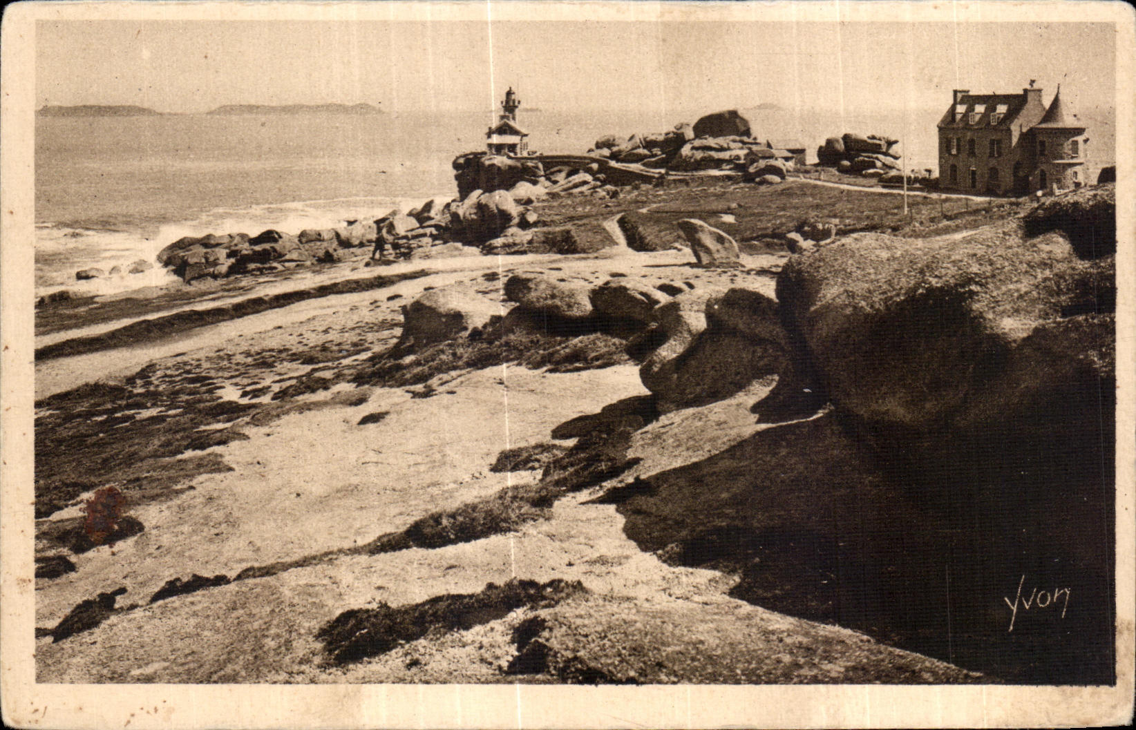 P loumanach — Phare sur massif de roches — Yvory