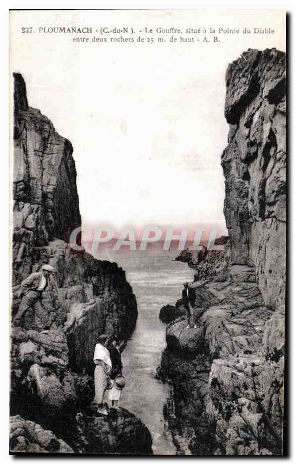 Ploumanach (C.-du-N.) — Le Gouffre à la Pointe du Diable, entre deux rochers de 25 m. de haut — Phototypie A. Brouet, Angers