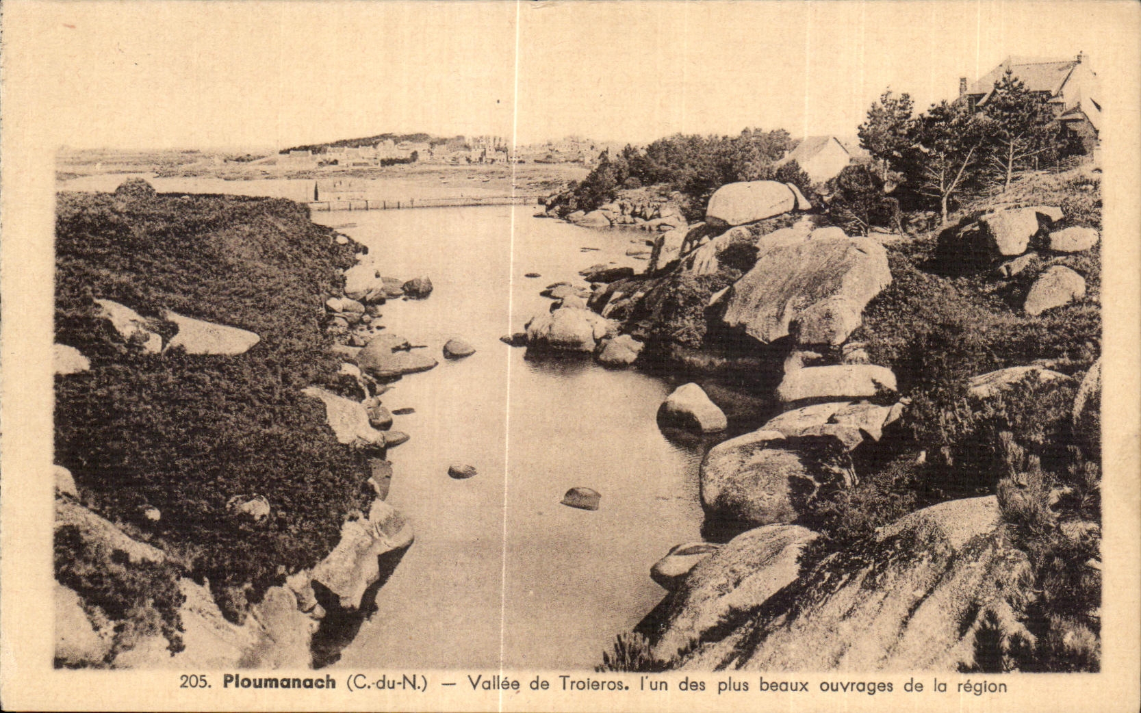 Ploumanach (C.-du-N.) — Vallée de Troïeros, l'un des plus beaux ouvrages de la région