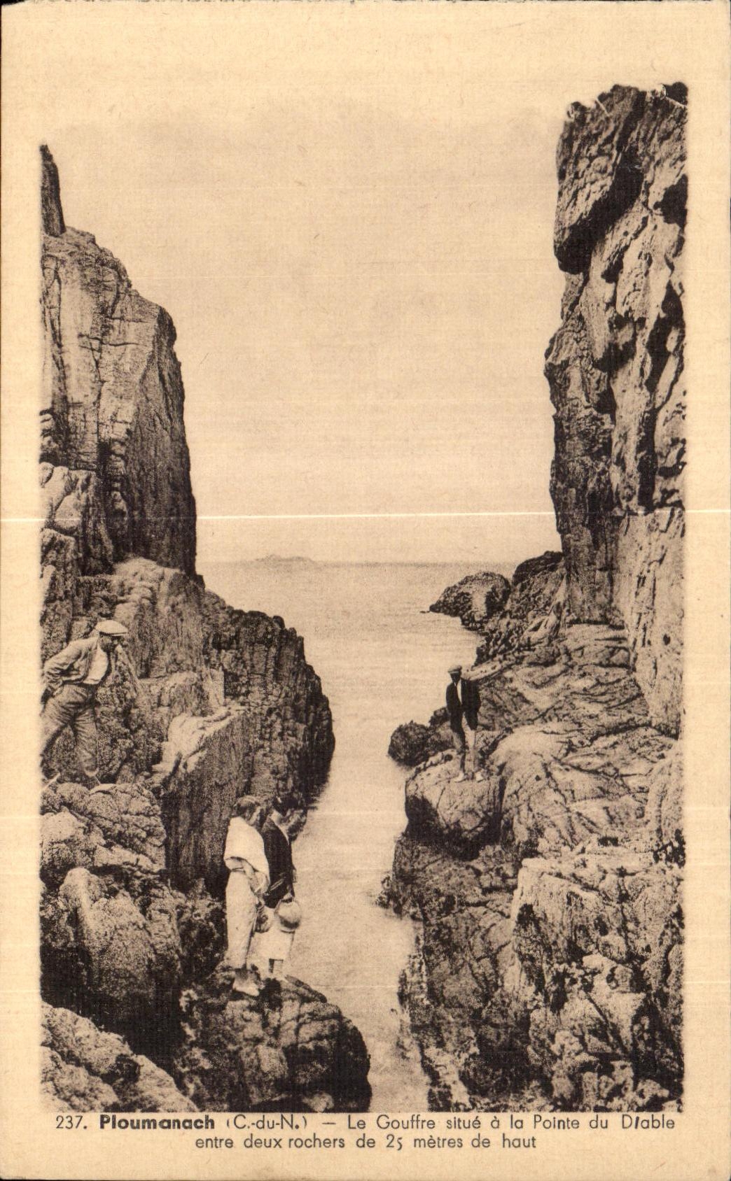 Ploumanach (C.-du-N.) — Le Gouffre situé à la Pointe du Diable entre deux rochers de 25 mètres de haut — Édition de Tes Room - St-Girons