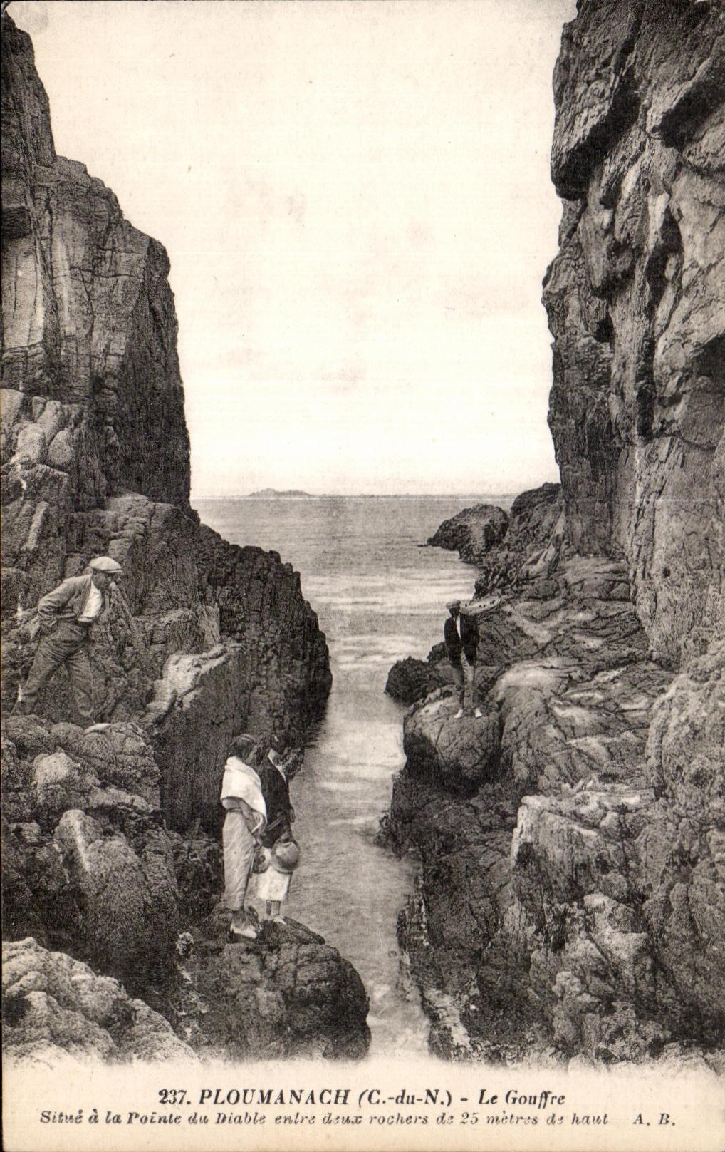 PLOUMANACH (C.-du-N.) - Le Gouffre — Pointe du Diable entre deux rochers de 25 mètres de haut — A. B.