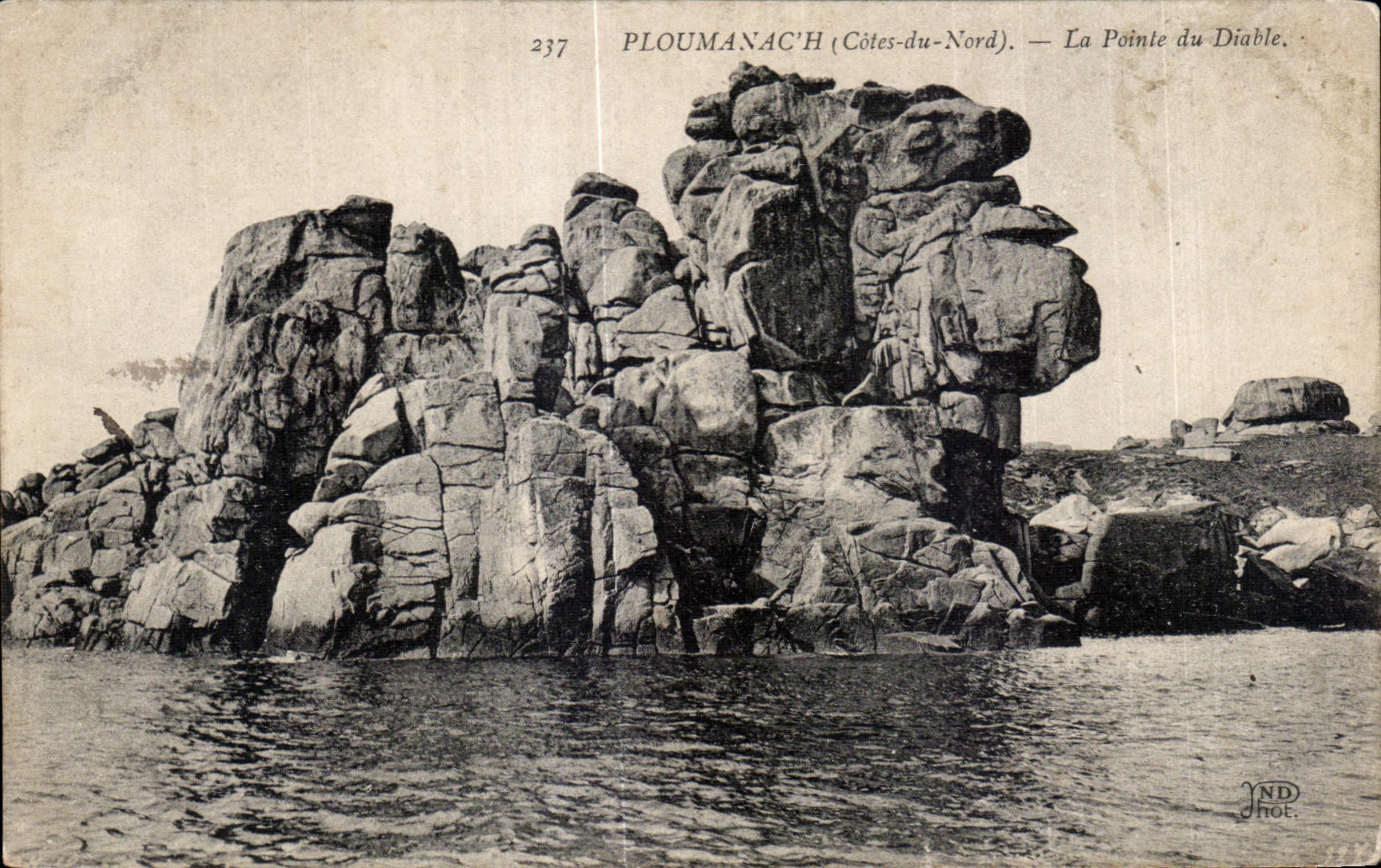 PLOUMANAC'H (Côtes-du-Nord) — La Pointe du Diable — ND Phot.